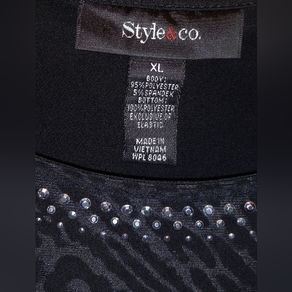 Barely Worn! Beautiful Macy's Brand Style & Co Tunic W/Ruffled hem.🤍🖤 - Picture 2 of 6